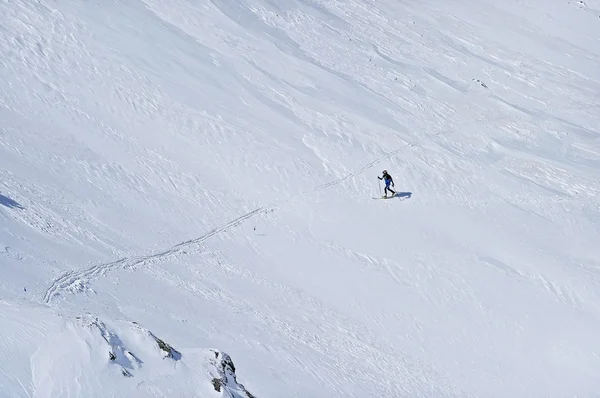 Ski bergsbestigare under tävling i Karpaterna — Stockfoto