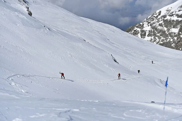 Alpinista de esqui durante competição nas Montanhas Cárpatas — Fotografia de Stock