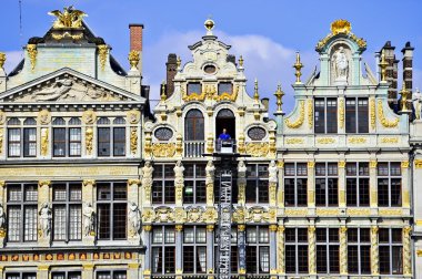 Grand Place eski binaların yenilenmiş cepheler