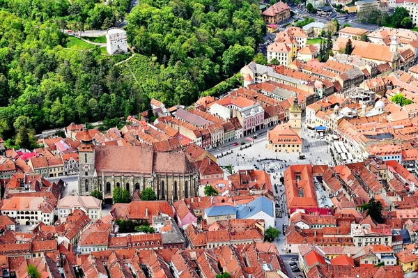 Vista aérea del casco antiguo de Brasov en primavera —  Fotos de Stock