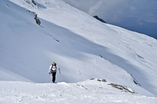 Skitourengeher in den Fagaras-Bergen — Stockfoto