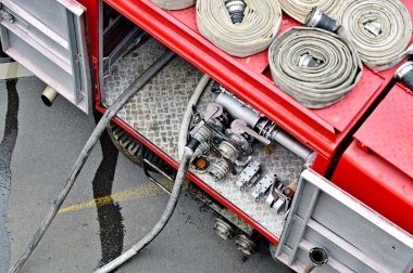 Bir itfaiyeci araç üstüne su hortumları