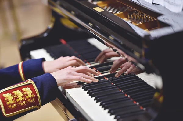 Katonai zenekar zongora teljesítményét részletesen — Stock Fotó