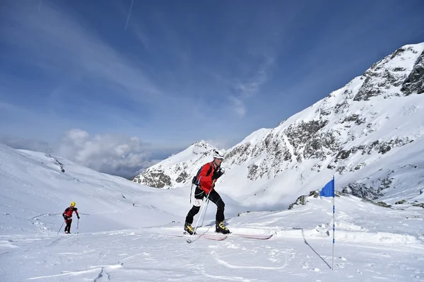 Alpinista de esqui durante competição nas Montanhas Cárpatas — Fotografia de Stock