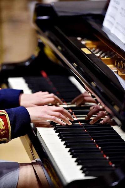 Katonai zenekar zongora teljesítményét részletesen — Stock Fotó