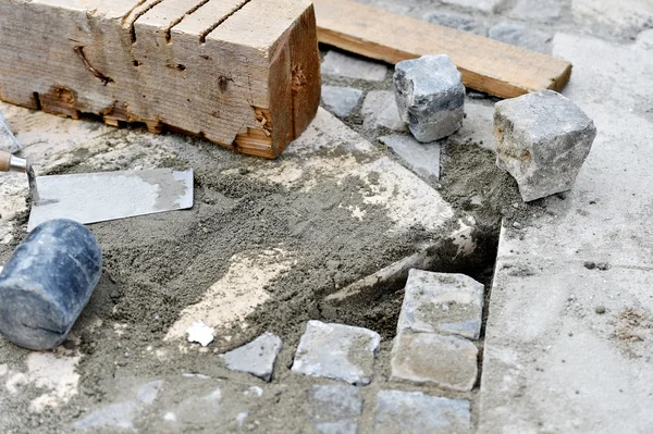 Installing cobblestone pavement — Stock Photo, Image