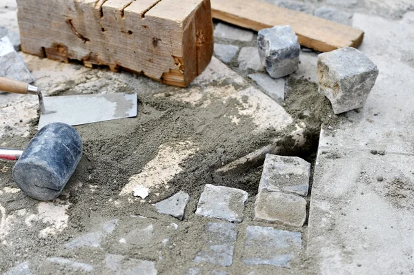 Installing cobblestone pavement — Stock Photo, Image