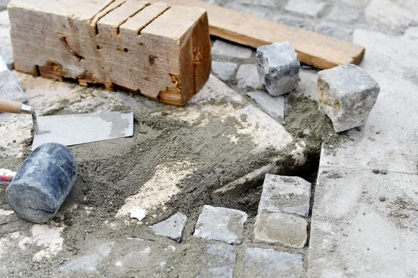 Installing cobblestone pavement — Stock Photo, Image