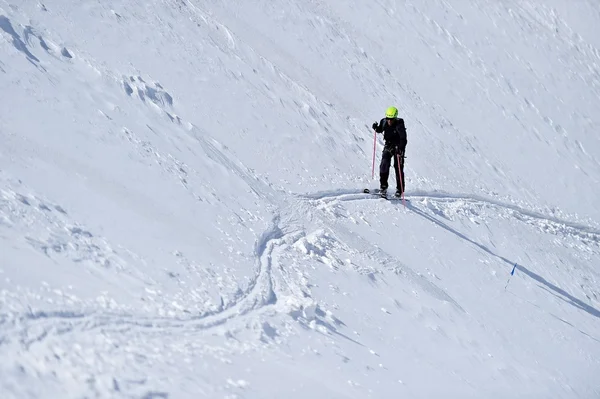 Ski mountaineer during competition in Carpathian Mountains — Stock Photo, Image