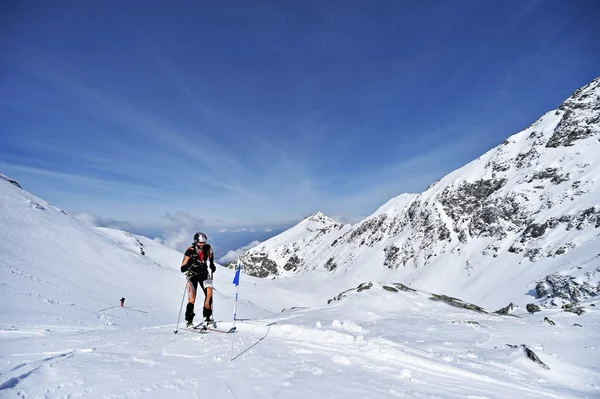 Alpinista de esqui durante competição nas Montanhas Cárpatas — Fotografia de Stock