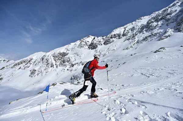 Kayak dağcı Karpat Dağları'nda yarışma sırasında — Stok fotoğraf