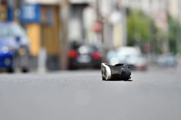 Shoe on the street after accident — Stock Photo, Image