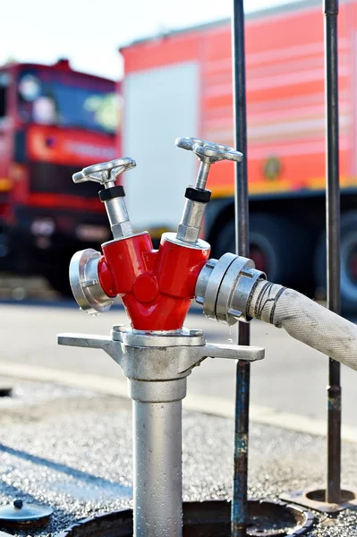 Hidrante con coches de bomberos en el fondo —  Fotos de Stock