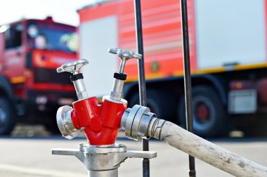 Arka planda itfaiyeci arabalı yangın musluğu