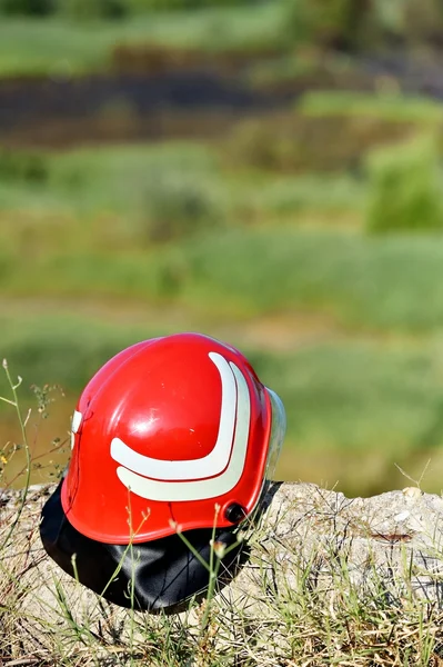 Capacete de bombeiro no chão — Fotografia de Stock