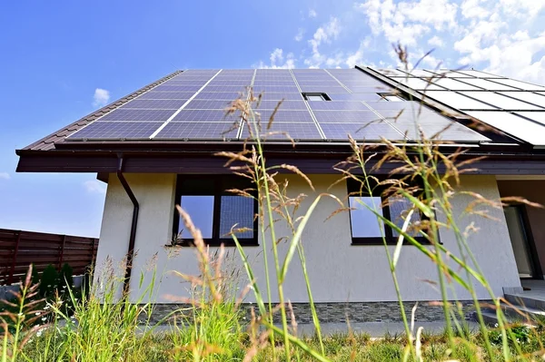 Casa de energía renovable con techo fotovoltaico Fotos De Stock