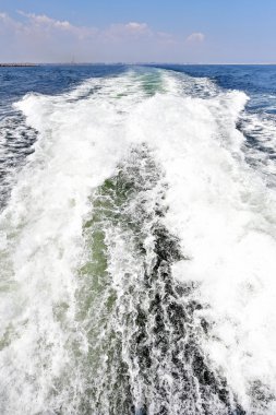 Motorbot tarafından yapılan dalgalar