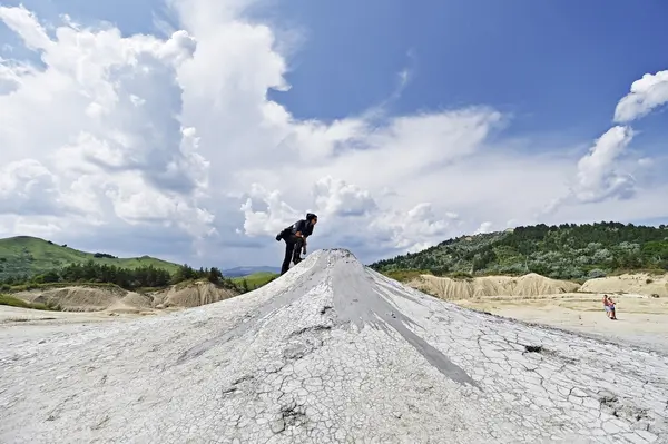 Tourists visiting mud active volcanoes in Berca — Stock Photo, Image