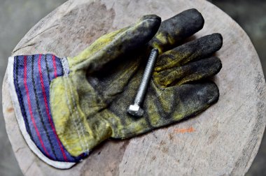 Bir vida holding işçi eldiven