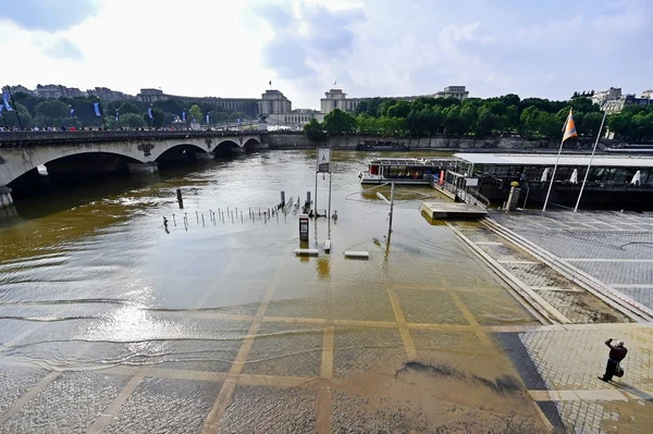 Paris seller Seine Nehri düzeyi normale düştü