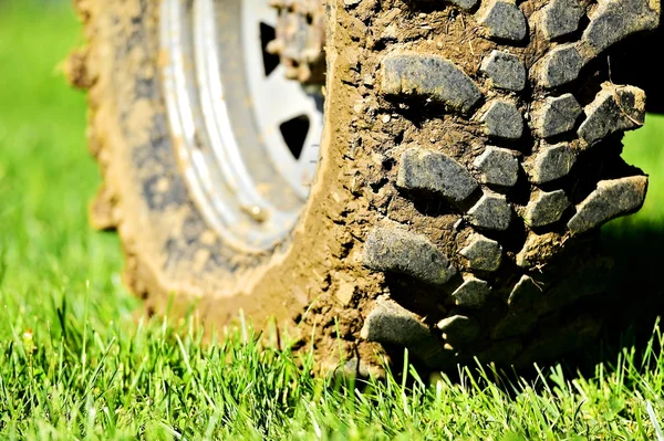 Fora da roda de estrada e pneu cheio de lama — Fotografia de Stock