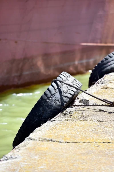 Neumáticos de parachoques en un muelle —  Fotos de Stock