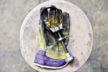 Yağ filtresi tuşuna basılı tutarak işçi eldiven