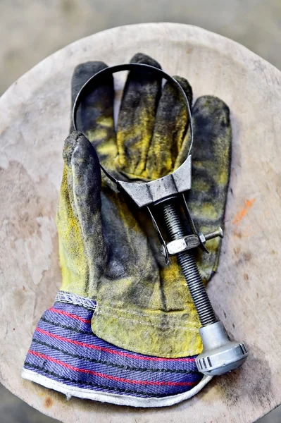 El guante del trabajador sostiene la llave del filtro de aceite — Foto de Stock