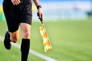 Futbol sırasında yardımcı hakem maç