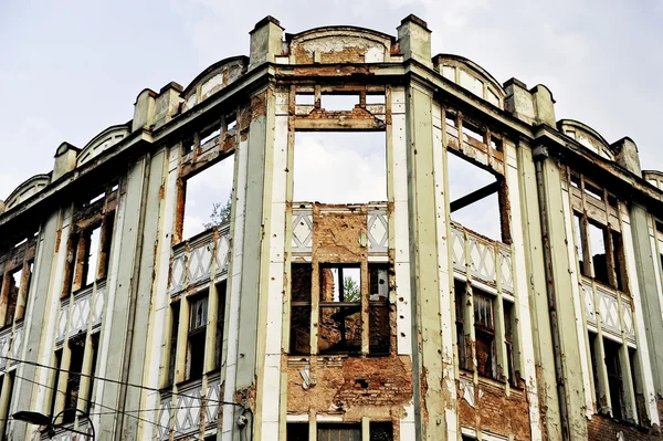 Rastros de balas en edificio destruido — Foto de Stock