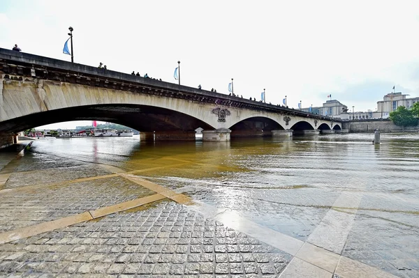 Parijs overstromingen met Seine rivier niveau gedaald tot normale — Stockfoto