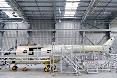 Bir fabrikada helikopter gövde