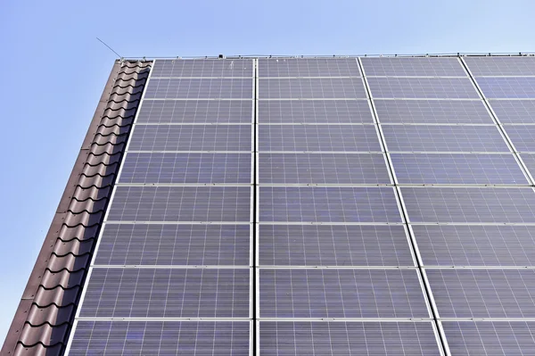 Teto fotovoltaico de energia renovável — Fotografia de Stock