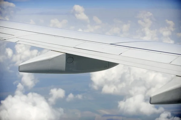공중에 떠 있는 비행기 날개 — 스톡 사진