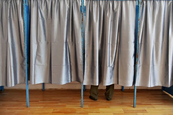 Hombre dentro de una cabina de votación — Foto de Stock