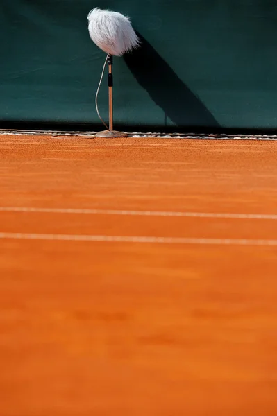 Microphone professionnel sur un court de tennis — Photo