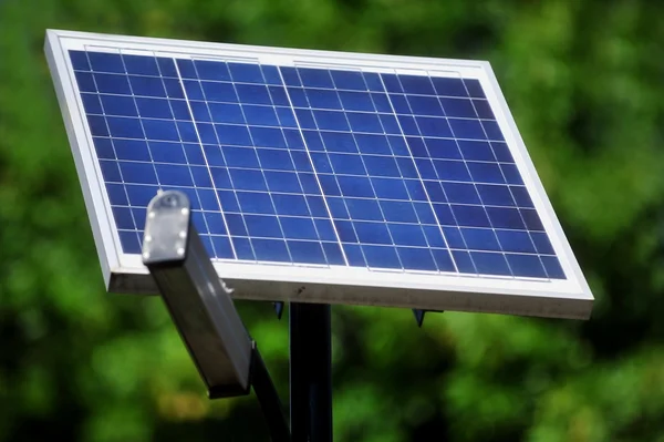 Illuminazione pubblica fotovoltaica — Foto Stock