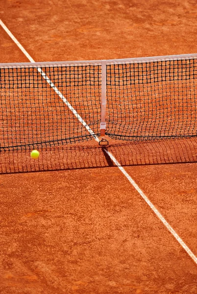 Dettaglio rete da tennis con palla in aria — Foto Stock