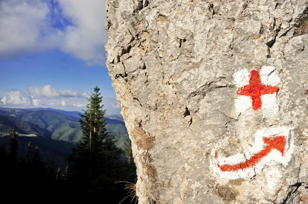 Red cross and arrow hiking symbols — Stock Photo, Image