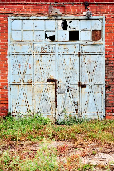 Detalle industrial con puerta de almacén vieja —  Fotos de Stock