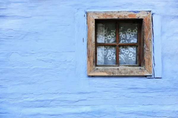 Vieille fenêtre en bois sur mur bleu — Photo