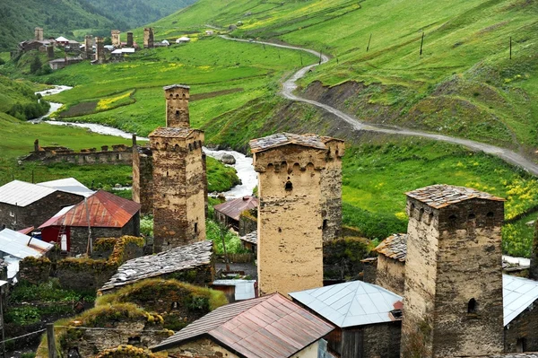 Villaggio di Ushguli e antiche torri — Foto Stock