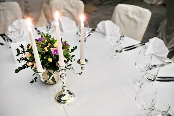 Kerzenständer auf elegantem Esstisch — Stockfoto