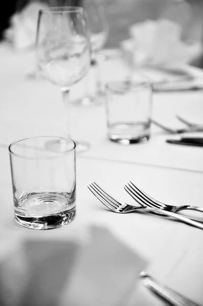 Arrumamento de talheres elegante na mesa de jantar — Fotografia de Stock