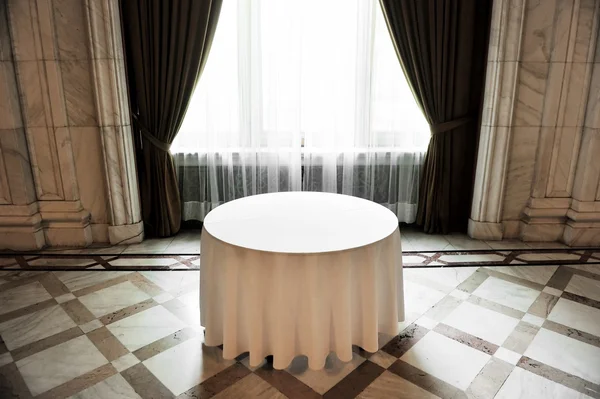 Tyhjä pyöreä ruokapöytä — kuvapankkivalokuva