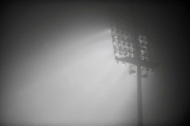 Sisin içinde Stadyumu projektörler ile gece çekimi