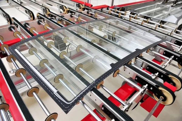 Arka otomobil cam fabrika satırındaki