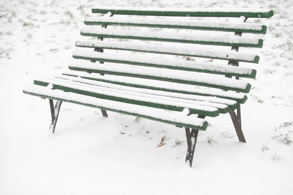 Panca in legno innevato — Foto Stock