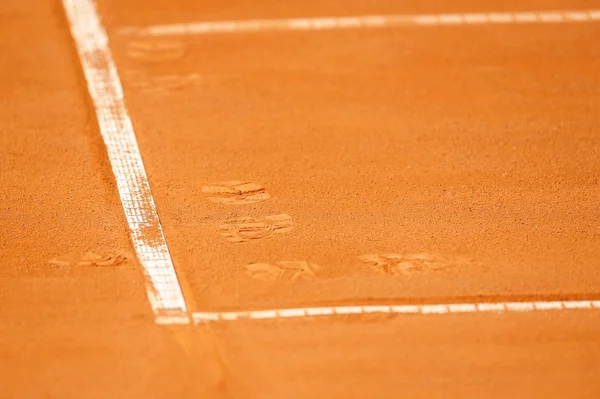 Pegadas em um campo de barro de tênis — Fotografia de Stock