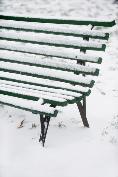 Panca in legno innevato — Foto Stock